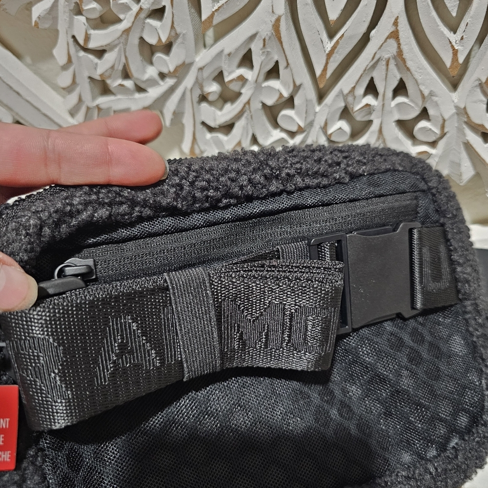 NEW Under Armour Sherpa Black Adjustabme Waist Bag/Crossbody OSFM - Picture 10 of 14
